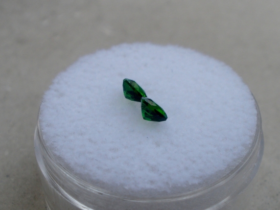 Green chrome diopside trillion pair 4mm