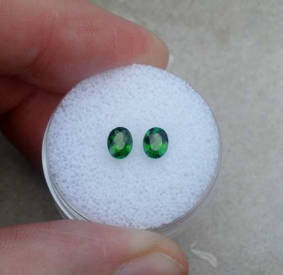 green chrome diopside oval gem pair 5x4mm each