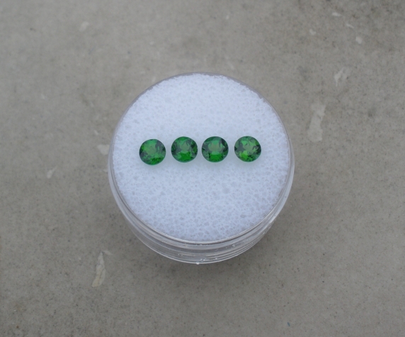 4 Chrome diopside round loose gems 4mm each