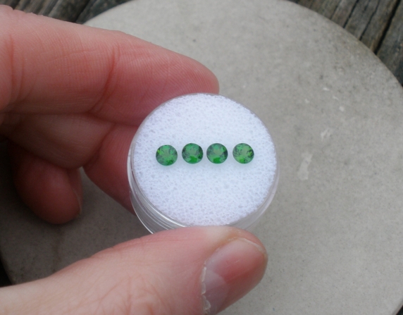 4 Chrome diopside round loose gems 4mm each