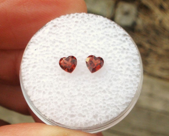 Garnet heart gem pair 4mm