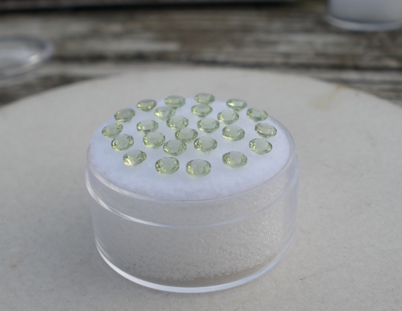25 Peridot Round Loose Gems 3mm each