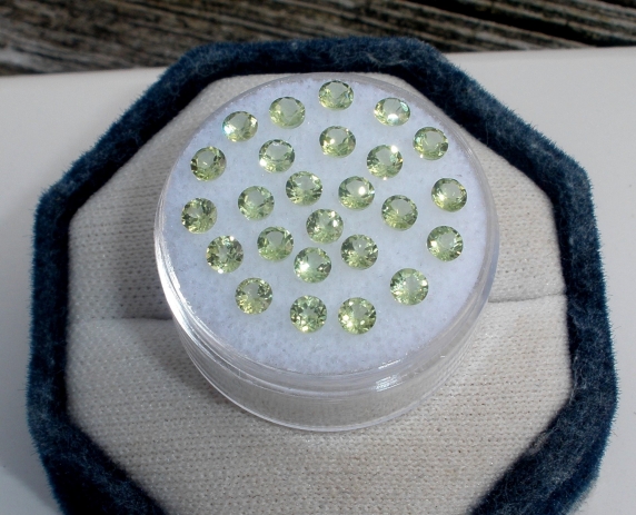 25 Peridot Round Loose Gems 3mm each