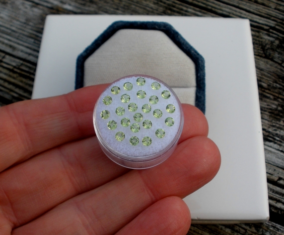 25 Peridot Round Loose Gems 3mm each