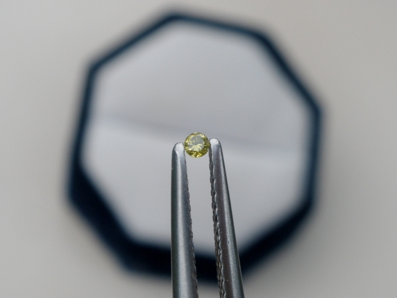 Yellow diamond loose round 1.5mm