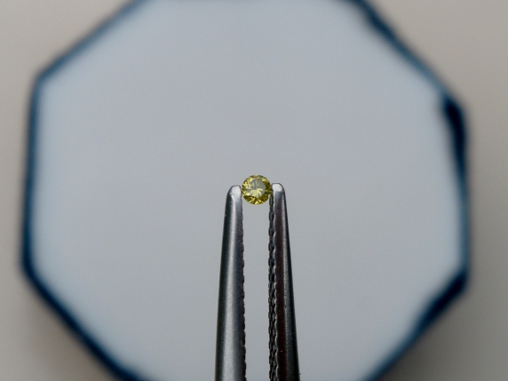 Yellow diamond loose round 1.5mm