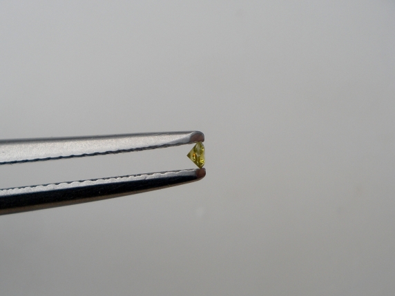 Yellow diamond loose round 1.5mm