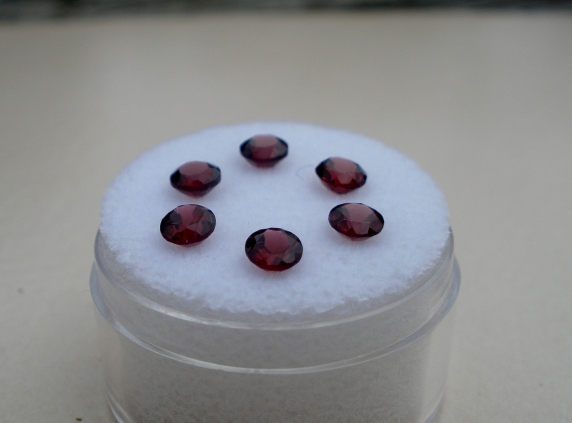 6 Garnet Round gems 4mm each