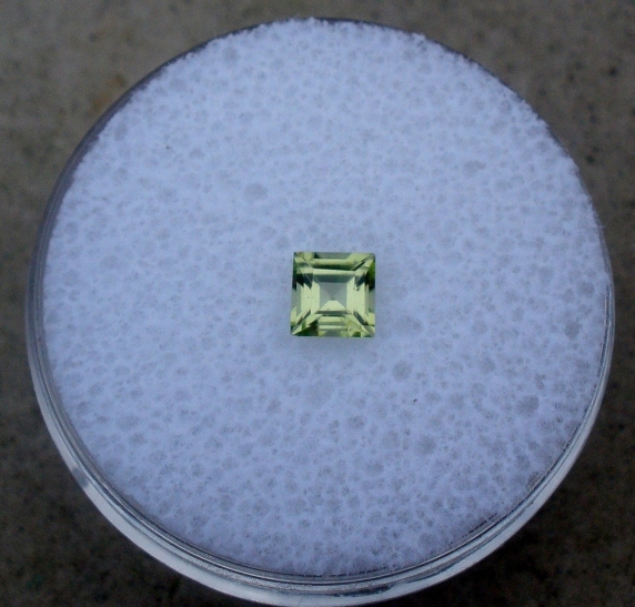 Peridot square loose gem 4mm