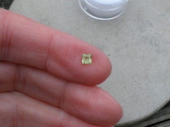 Peridot square loose gem 4mm