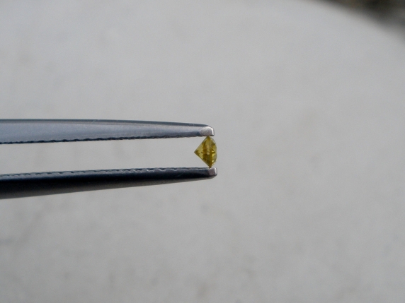 Yellow diamond loose round 2mm