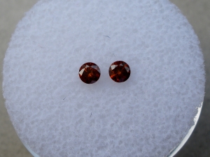 2 Cognac Red round diamonds 3mm each