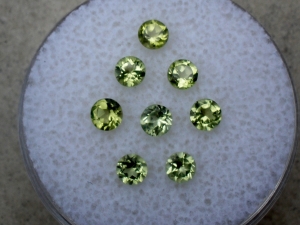 8 peridot round gems 3mm each