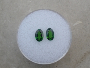 green chrome diopside oval gem pair 6x4mm each