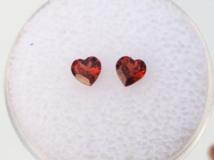 Garnet heart gem pair 4mm